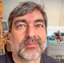 Zeca Camargo tranquiliza fãs após cirurgia: 'Me recupero aos poucos'
