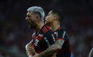 Arrascaeta desequilibra e Flamengo faz placar para chegar às quartas