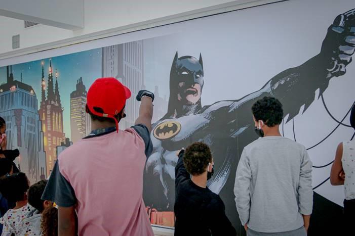 “Batman – A exposição” recebe crianças de instituições de acolhimento durante o mês de julho
