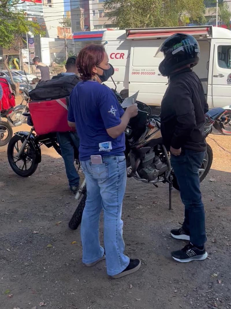 Blitz educativa distribui mais 500 antenas corta-pipa para motociclistas em Campinas