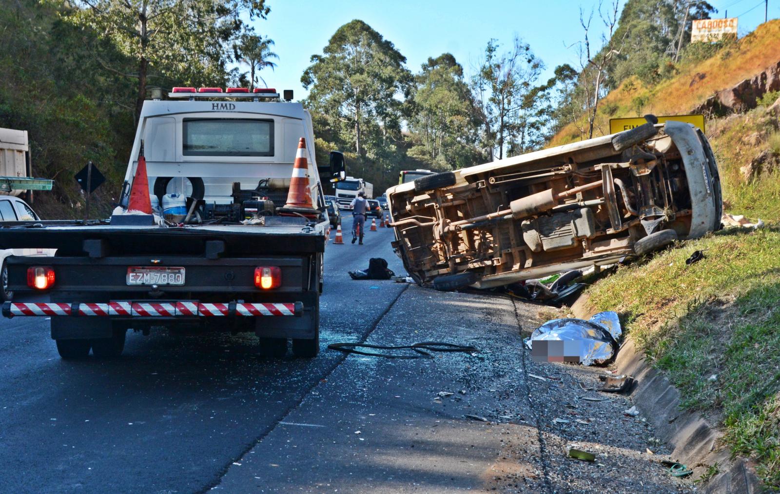 Grave acidente entre van e ônibus deixa feridos e uma pessoa morta na Itatiba-Bragança