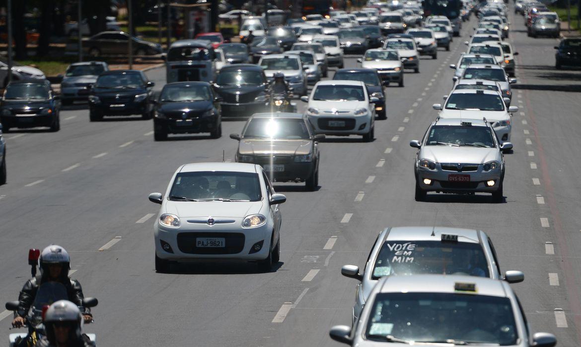 MP libera R$ 10,9 bi para auxílios a caminhoneiros e taxistas