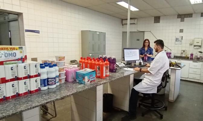 “Operação Casa Limpa” do Ipem-SP detecta erros em 43% dos produtos de limpeza examinados em laboratório 