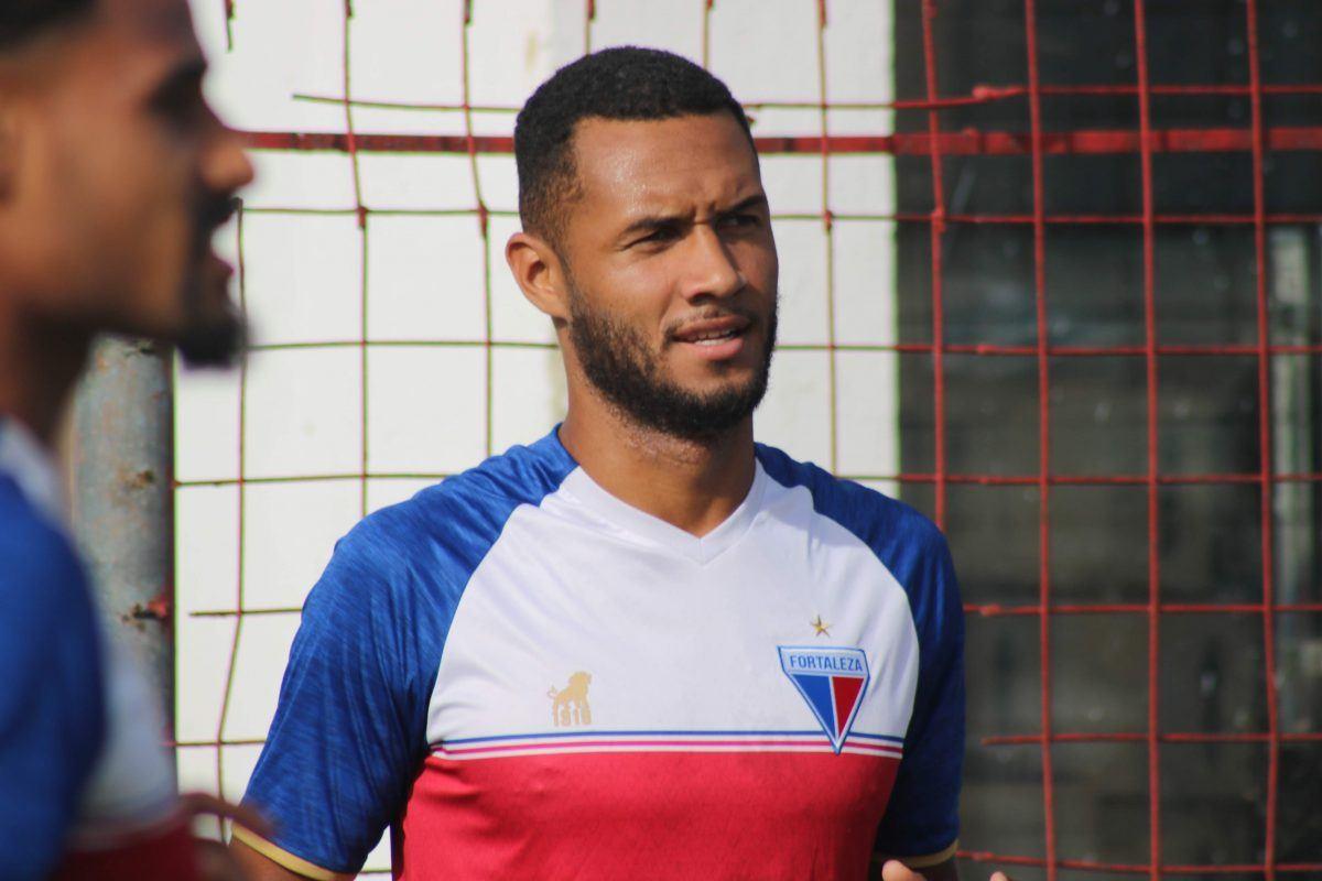 Ponte Preta tenta contratação do atacante Gustavo Coutinho