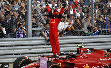 Sainz conquista vitória inédita na carreira em corrida marcada por grave acidente