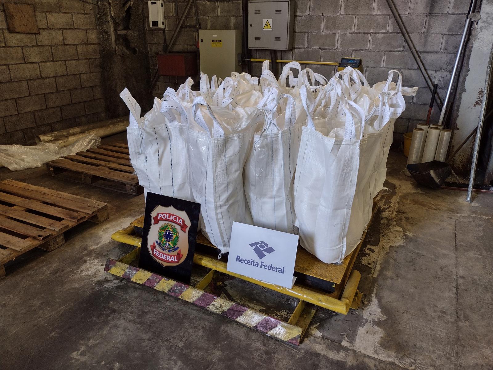 Ação integrada da Receita Federal e da Polícia Federal é concluída com a apreensão de 605 kg de cocaína