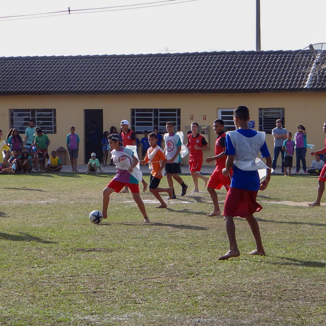 Atletas do Paulista F. C. visitam e jogam com crianças na Casa da Fonte