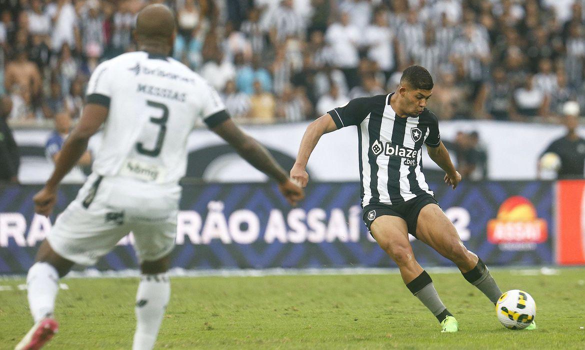 Botafogo sai na frente mas cede a empate do Ceará no Brasileirão