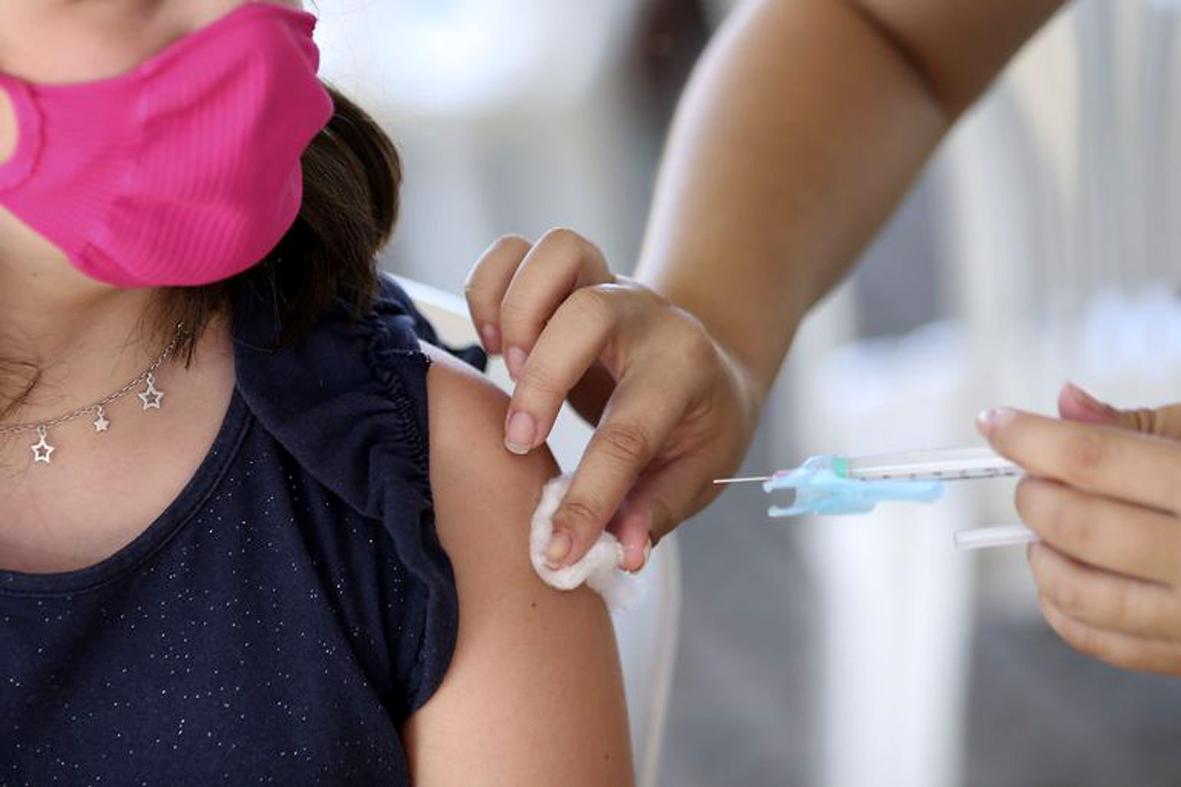 Crianças de três e quatro anos com comorbidades e deficiências começam a tomar dose de vacina contra covid