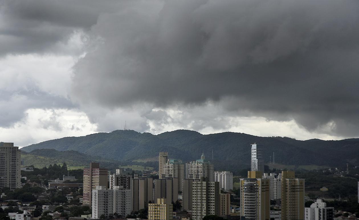 Defesa Civil alerta para frente fria com chuvas e queda na temperatura a partir de quinta-feira