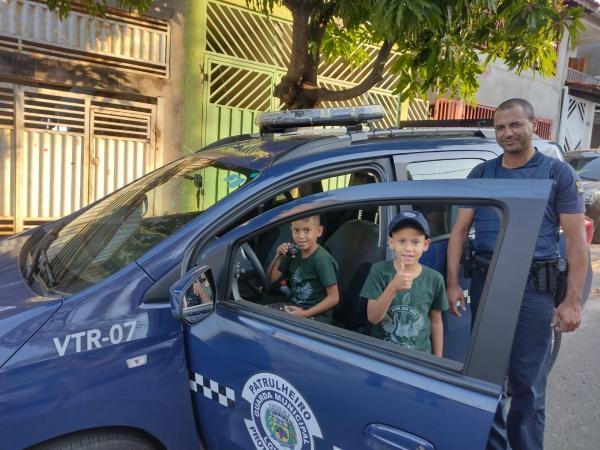 Guardas municipais realizam sonho de gêmeos no dia do aniversário de 8 anos em Louveira