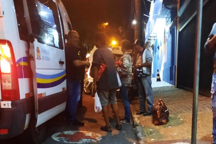 Prefeitura de Itatiba realiza ação nas ruas devido à frente fria