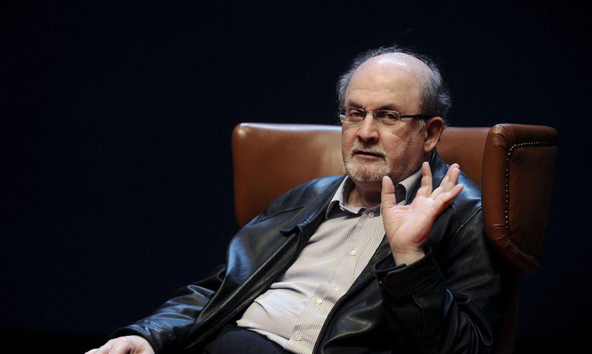 Salman Rushdie está ligado a respirador e incapaz de falar