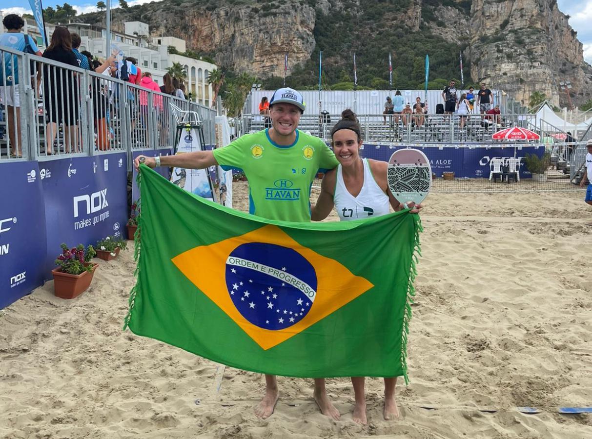 André Baran e Rafa Miiller são bicampeões de duplas mistas no Mundial de Beach Tennis, na Itália