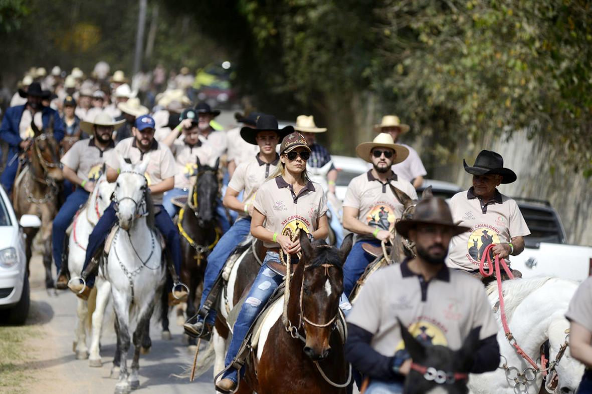 Cerca de 400 pessoas participam da Cavalgada do Circuito das Frutas