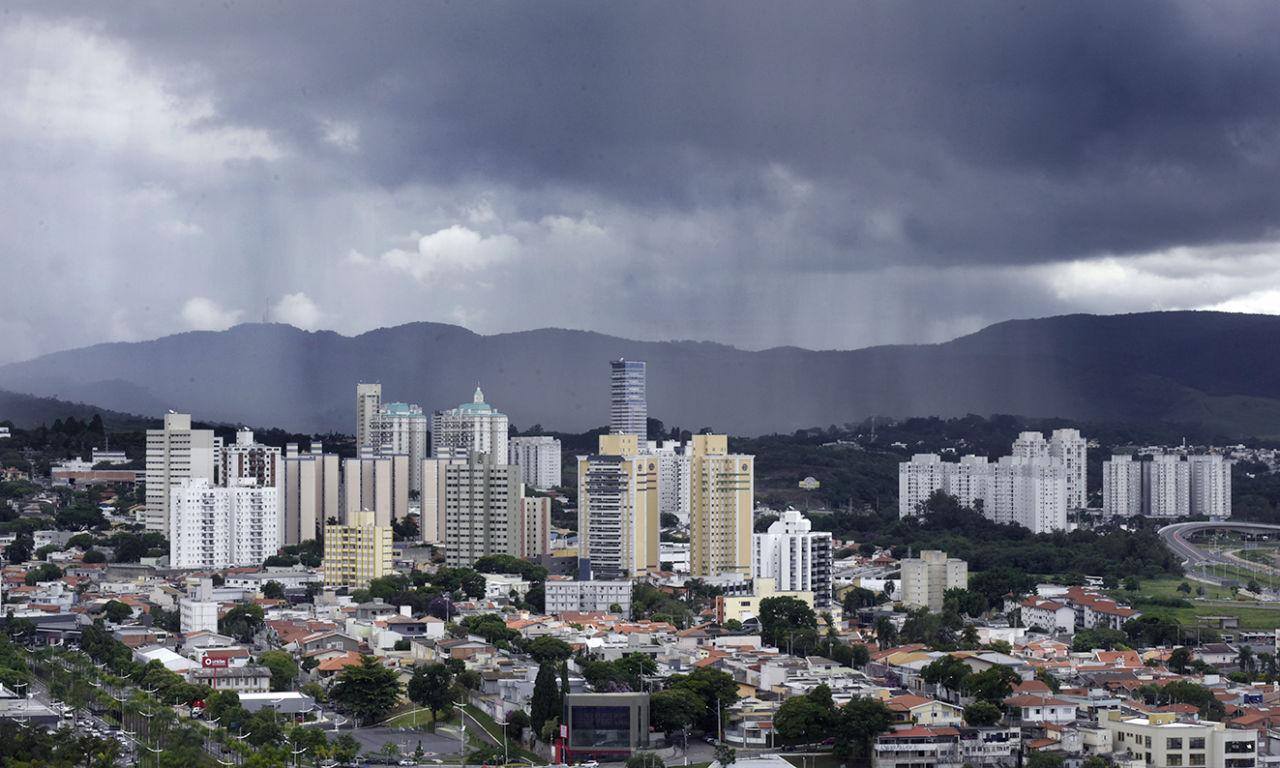 Defesa Civil alerta para chegada de frente fria com chuvas em todo o estado
