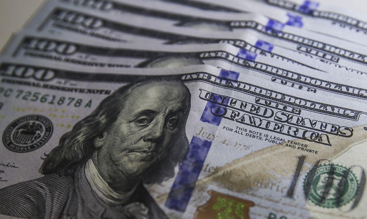 Dólar fecha em R$ 5,23 em dia de disparada global da moeda