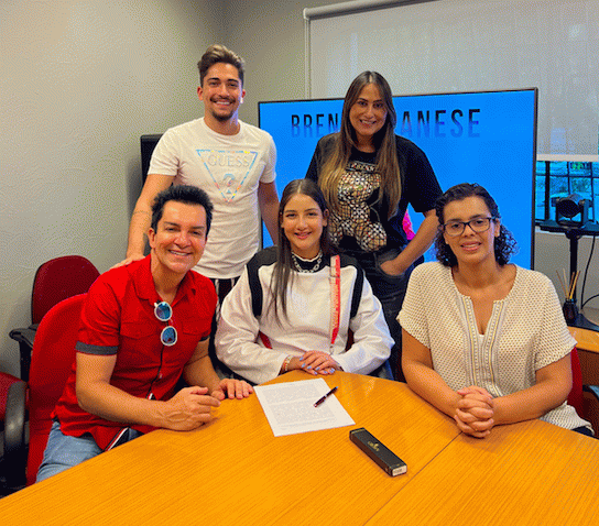 Filha de Régis Danese assina contrato com a Universal Music