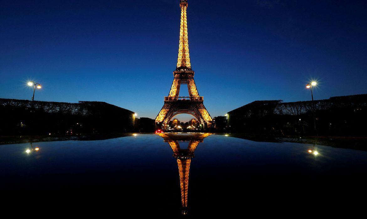 Luzes na Torre Eiffel se apagam mais cedo para economia de energia