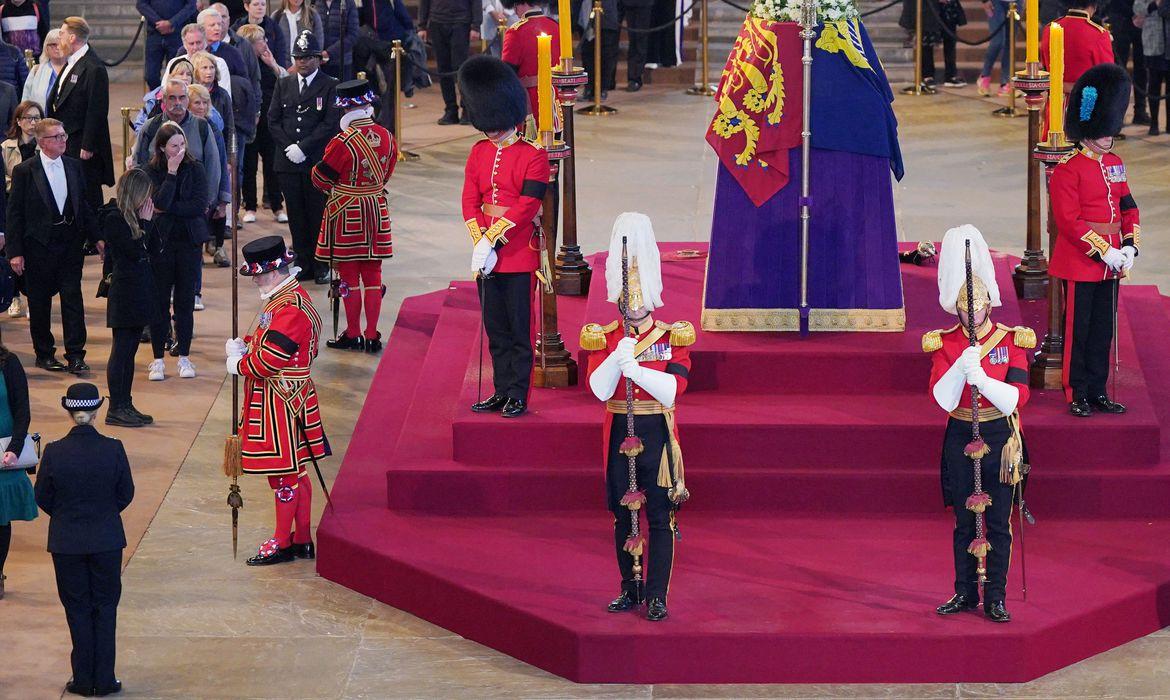 Presidente viaja a Londres para participar do funeral de Elizabeth II