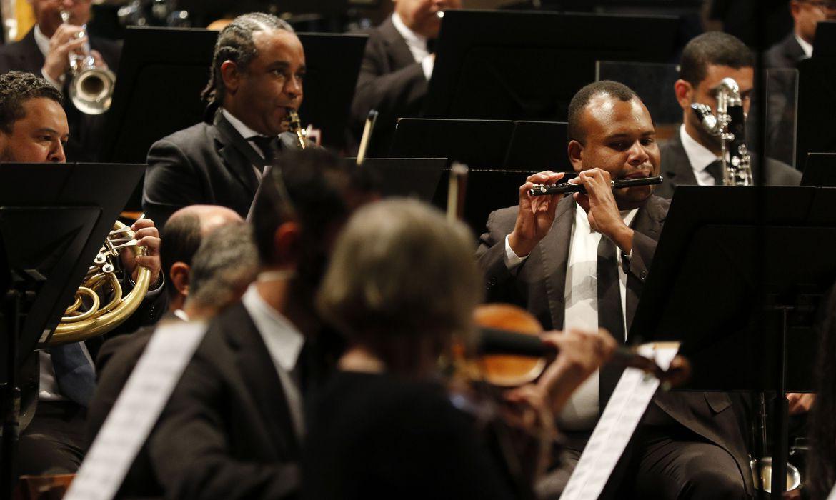 Público lota concerto para os 100 anos do rádio no Brasil