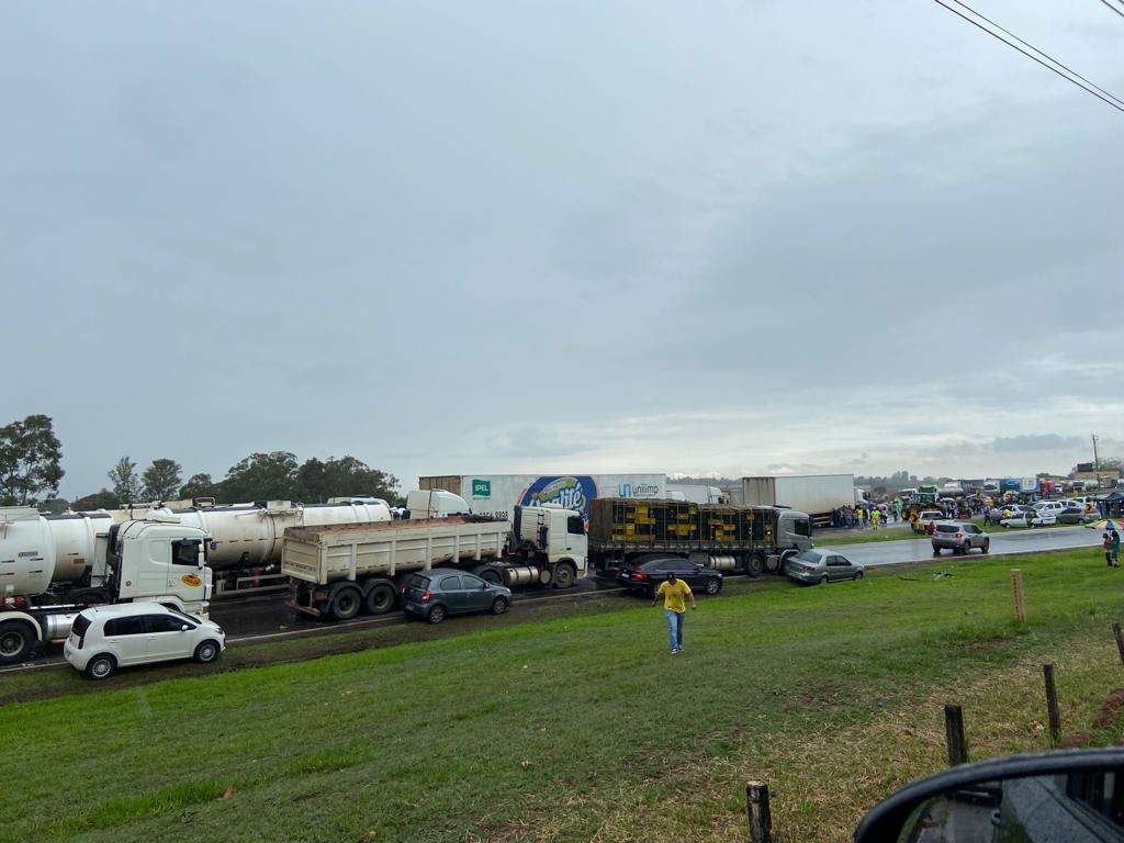 Caminhoneiros bloqueiam rodovias na região de Campinas