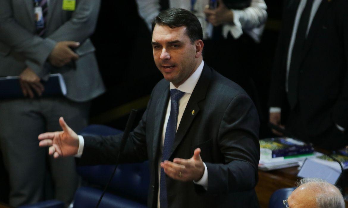 Flávio Bolsonaro agradece pelos votos dados ao pai nas eleições