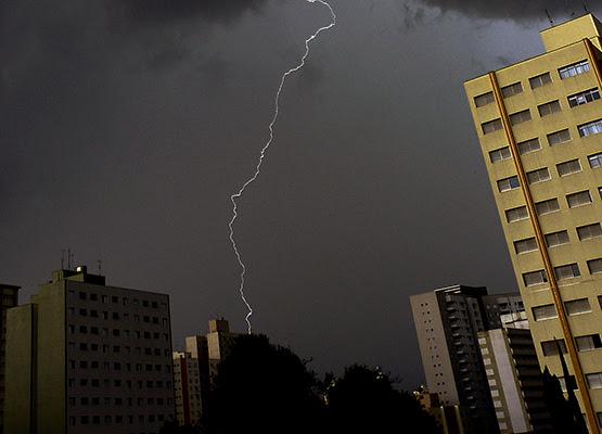 Forte chuva causa estragos em Campinas