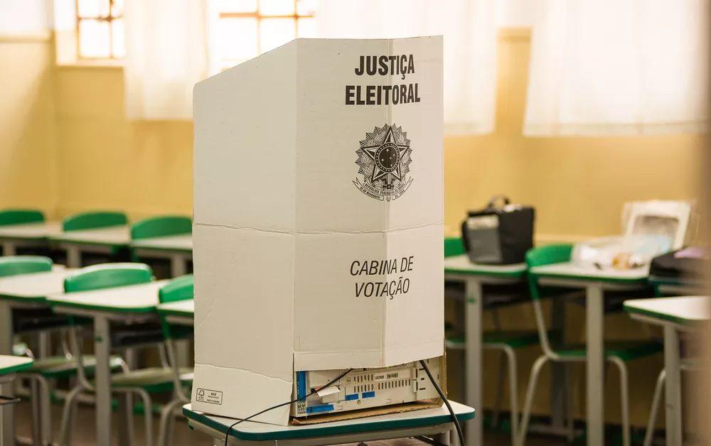 Homem é detido após tirar selfie em urna eletrônica de escola em Amparo