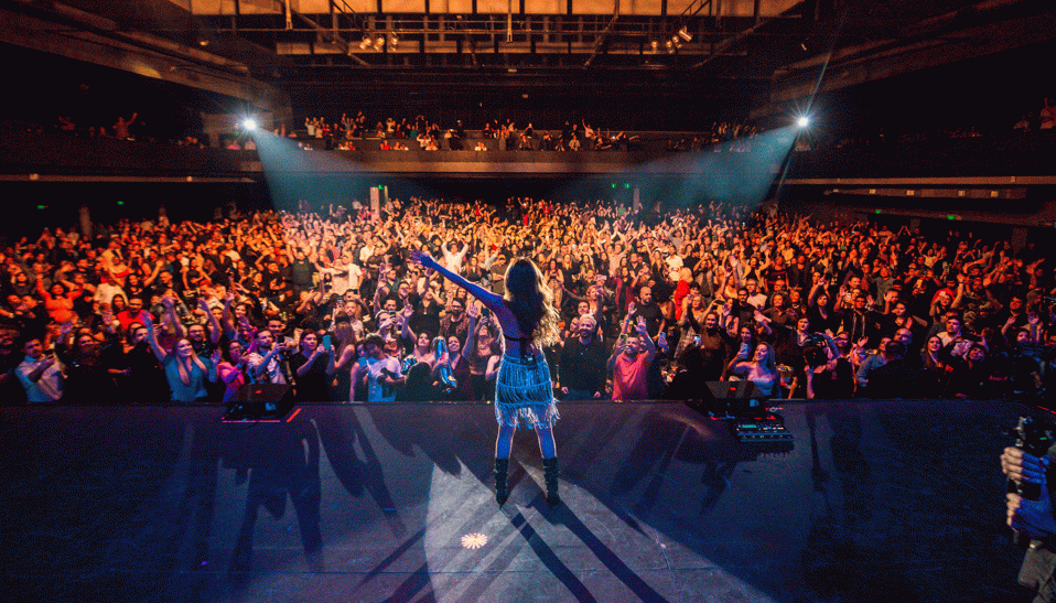Paula Fernandes faz estreia vibrante da nova turnê