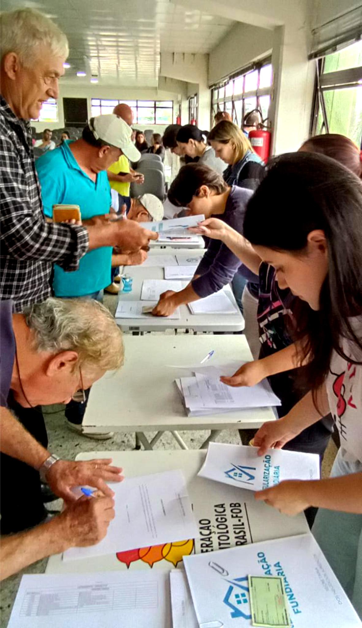 Quarenta e seis famílias recebem títulos de regularização dos imóveis