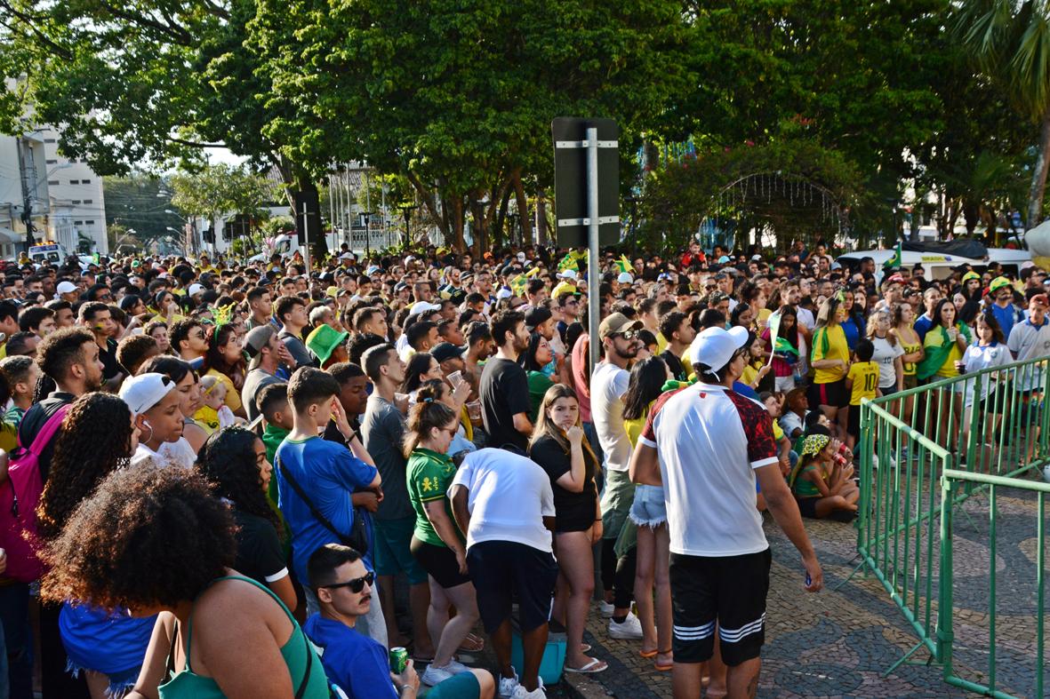 Itatibenses aderem telão e lotam a Praça da Bandeira na vitória do Brasil