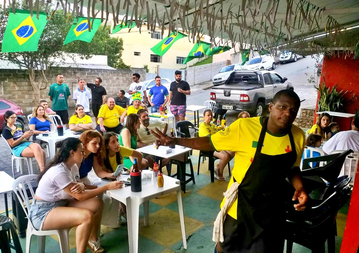 Itatibenses aderem telão e lotam a Praça da Bandeira na vitória do Brasil