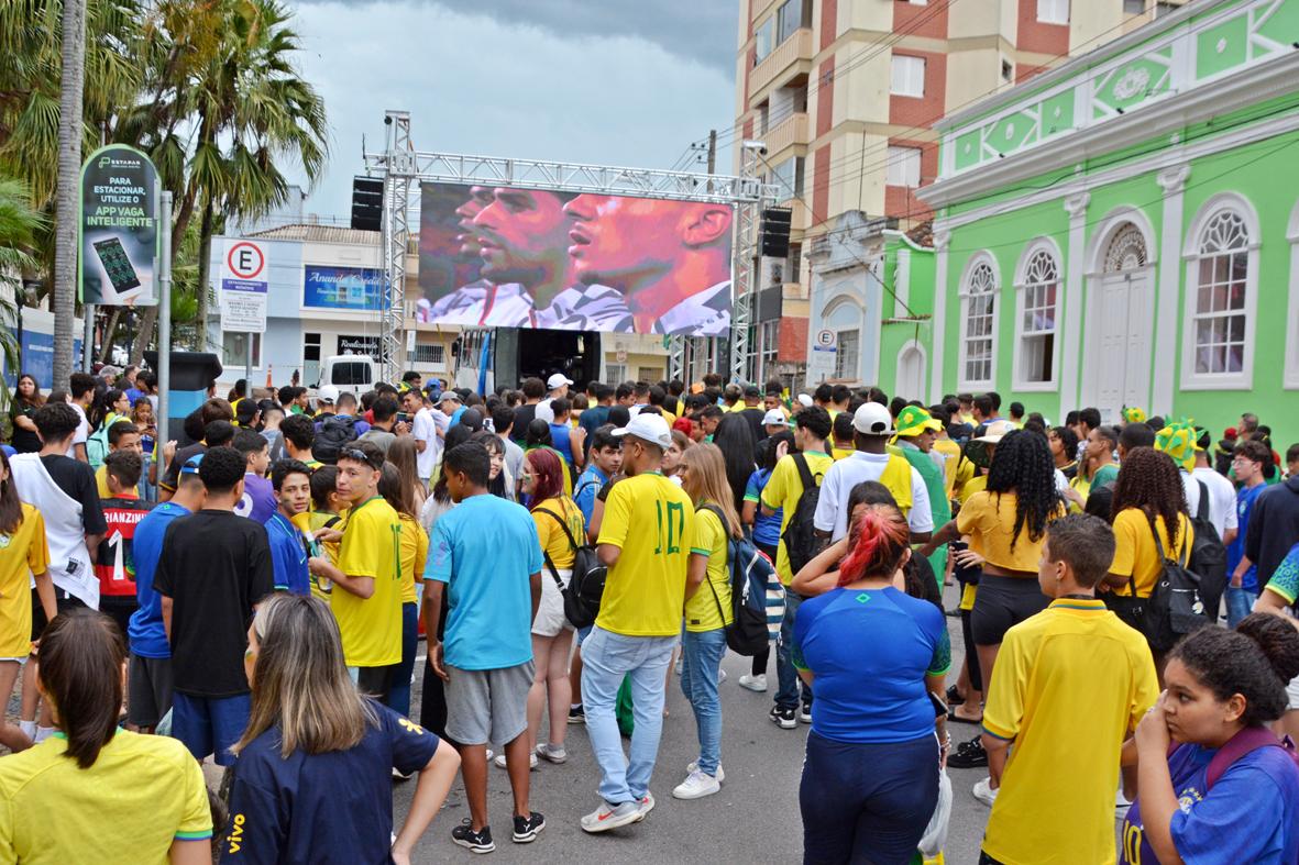 Mau tempo afasta itatibenses da Praça da Bandeira na segunda vitória do Brasil