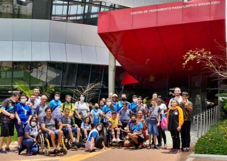 Alunos do Projeto Primeiras Braçadas visitam CT Paraolímpico Brasileiro