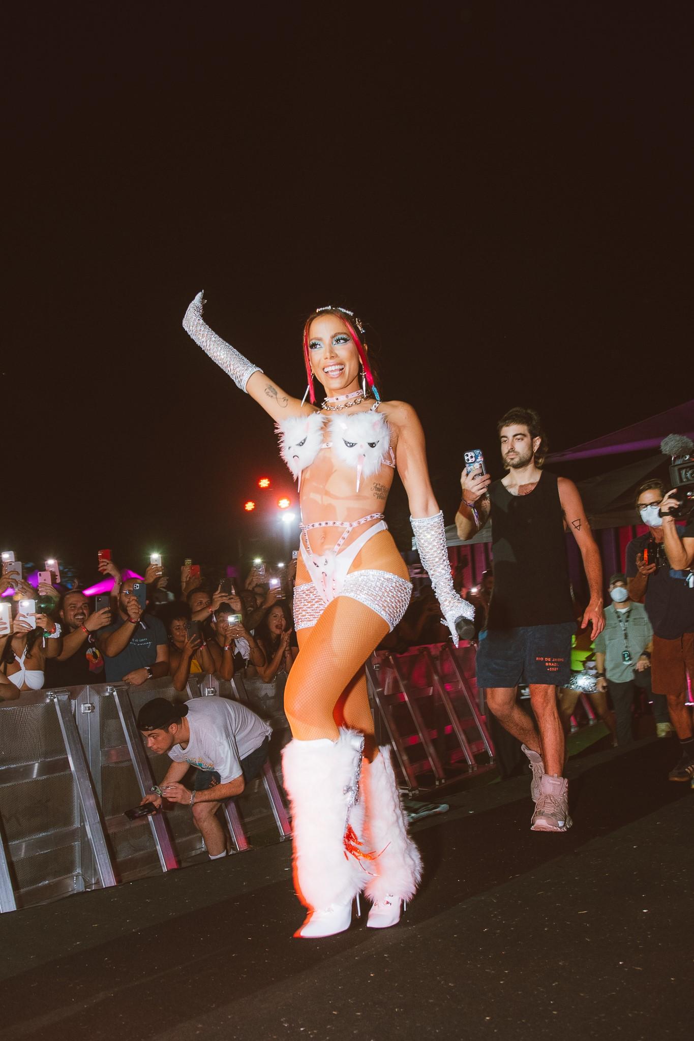 Anitta anuncia maior carnaval de todos os tempos