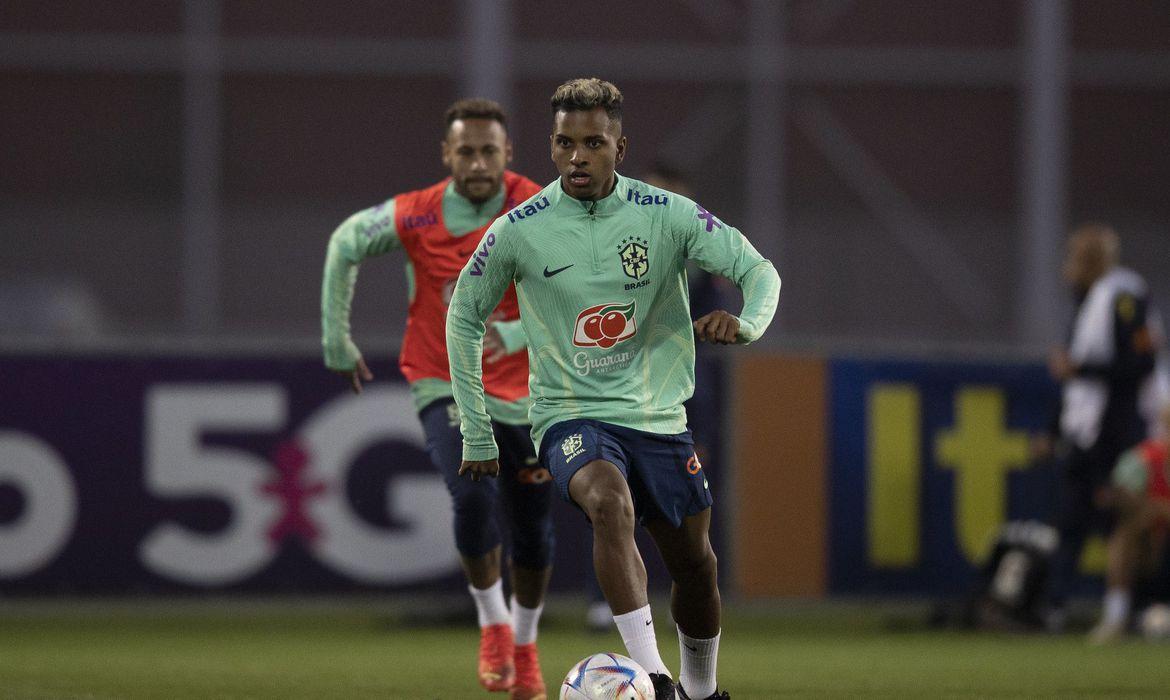 Aos 21 anos, atacante Rodrygo segura ansiedade pela estreia da seleção