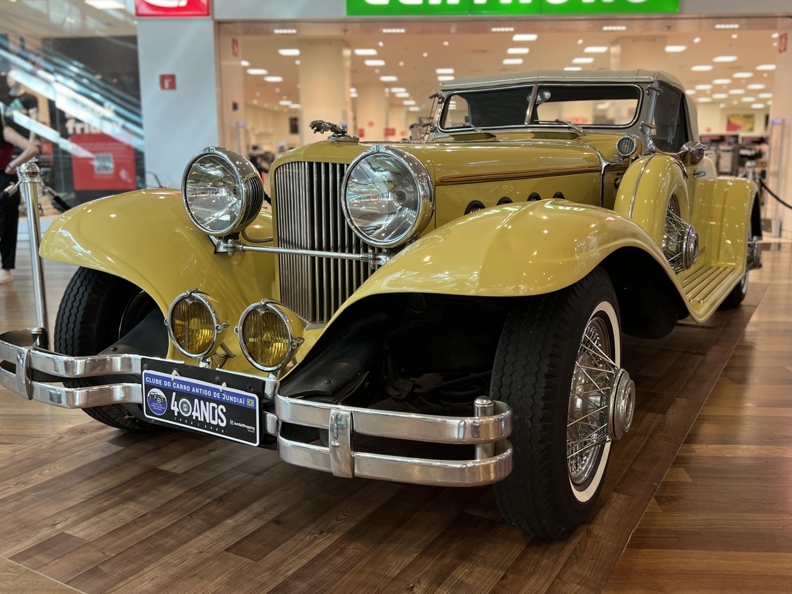 Automóvel fabricado na região de Jundiaí, na década de 70, está em exposição no JundiaíShopping