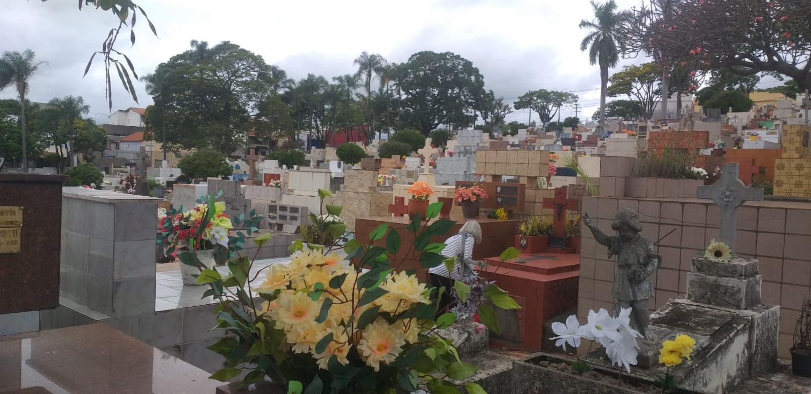 Cemitérios recebem milhares de visitantes no Dia de Finados
