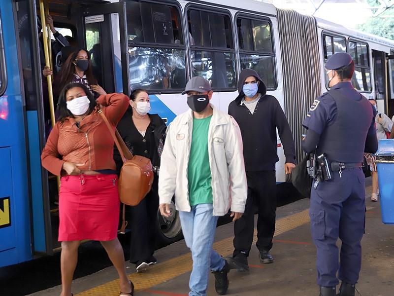 Comitê recomenda volta do uso de máscara no transporte público em Campinas