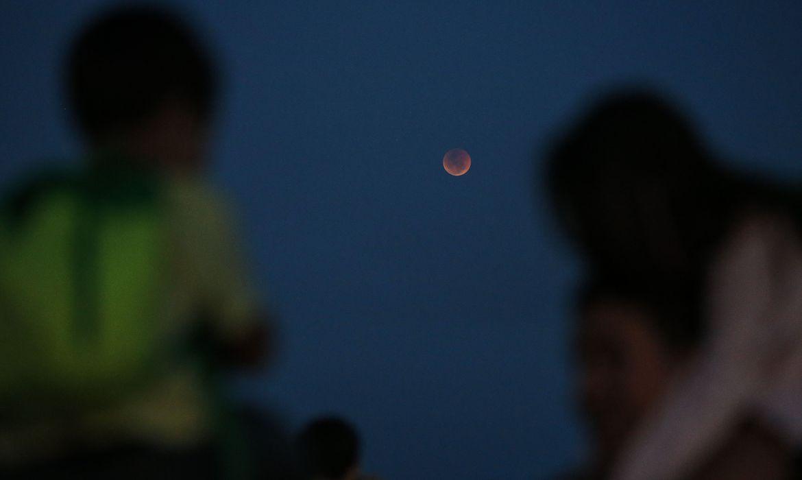 Eclipse lunar terá Lua de Sangue na madrugada desta terça-feira