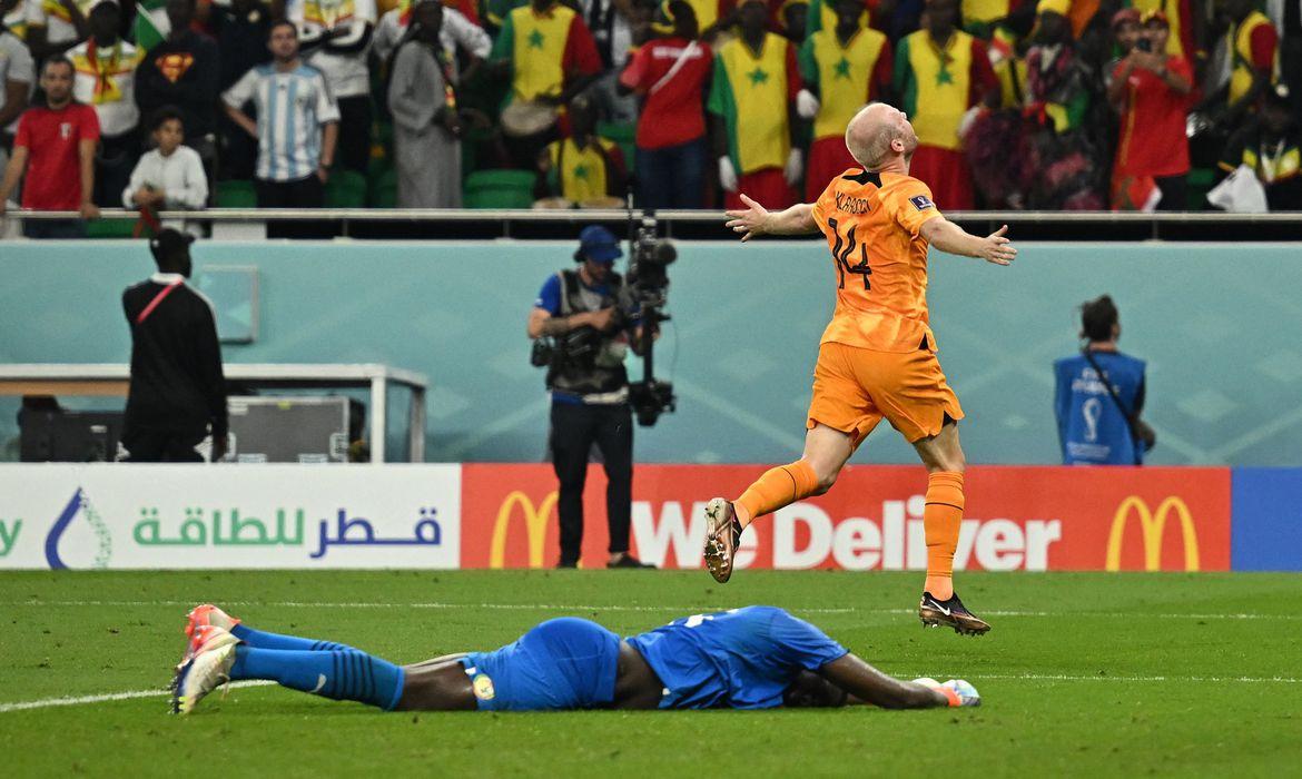 Holanda estreia com vitória de 2 a 0 sobre Senegal