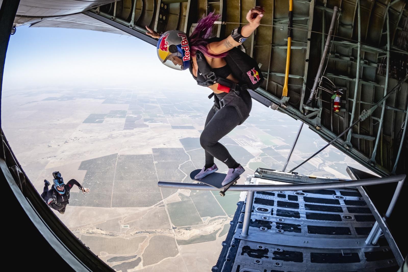 Inédito no mundo! Leticia Bufoni salta de avião com skate e realiza manobra histórica no céu da Califórnia