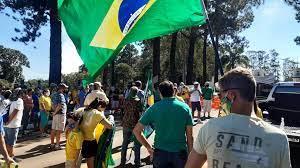 Manifestantes lotam marginal da Rodovia Anhanguera, em frente ao quartel