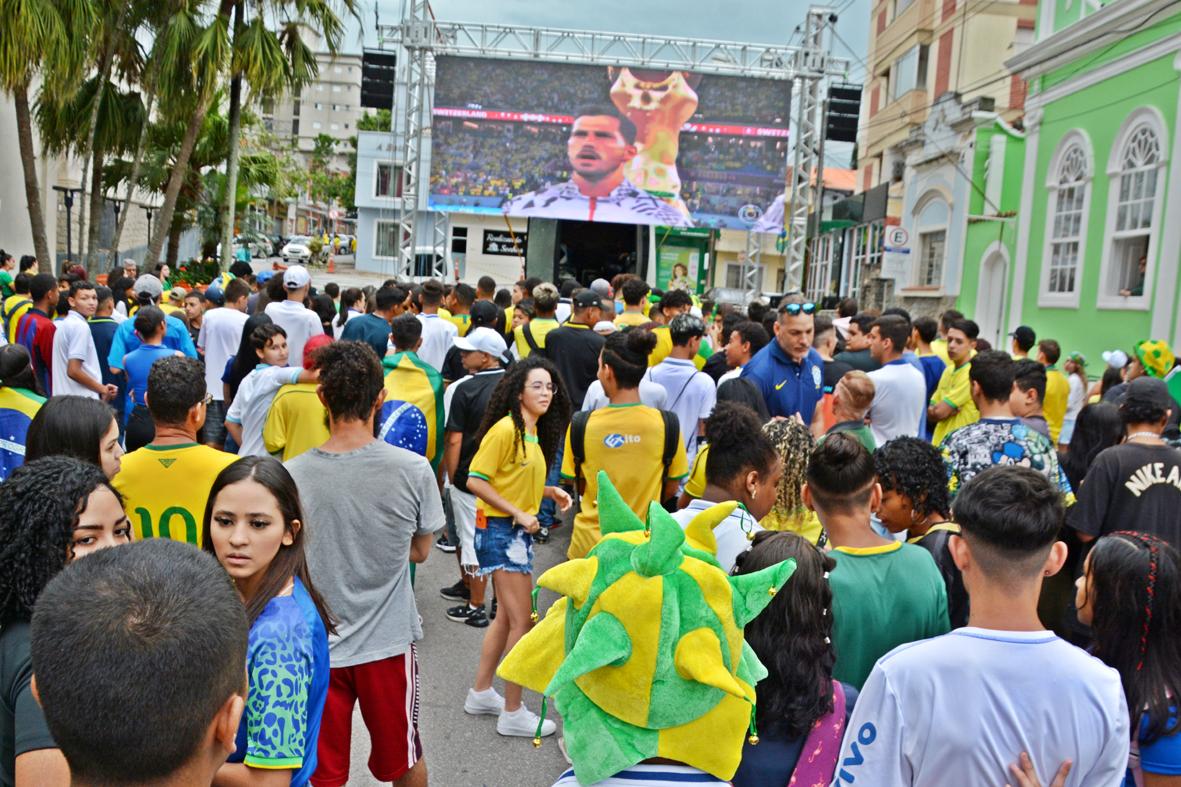 Mau tempo afasta itatibenses da Praça da Bandeira na segunda vitória do Brasil