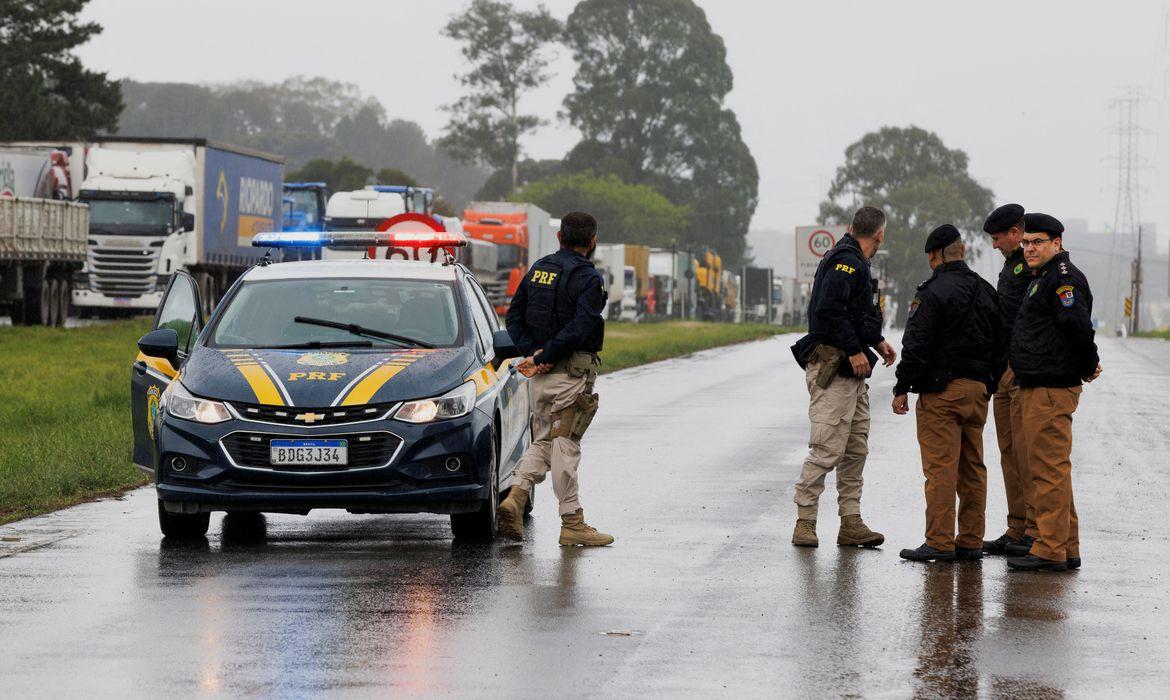 PRF faz 419 liberações de pistas no país, com 438 multas