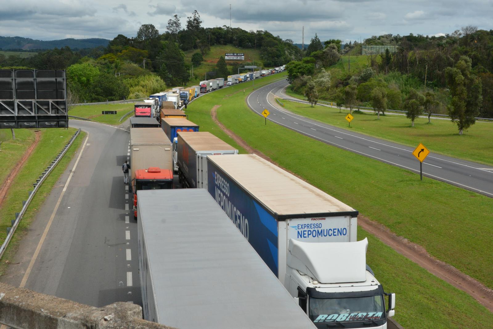 Rodovia D.Pedro em Itatiba permanece com bloqueios