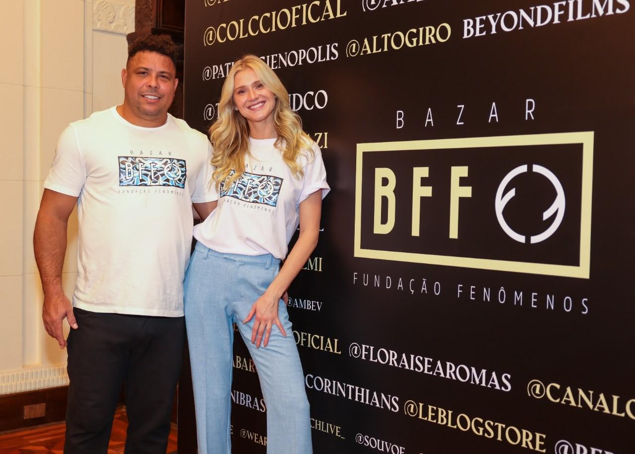 Ronaldo Nazario e Celina Locks recebem amigos no Bazar da Fundação Fenômenos