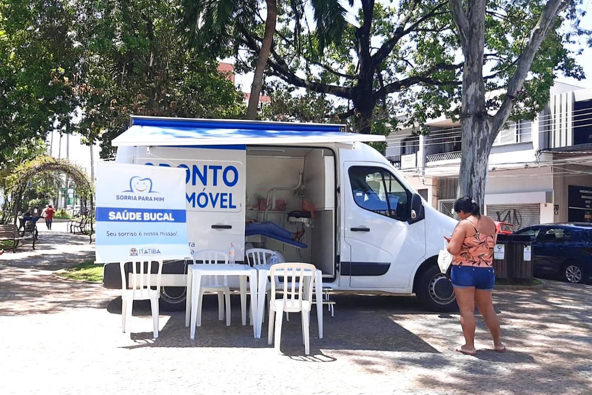 Secretaria de Saúde de Itatiba leva Odontomóvel à Praça da Bandeira