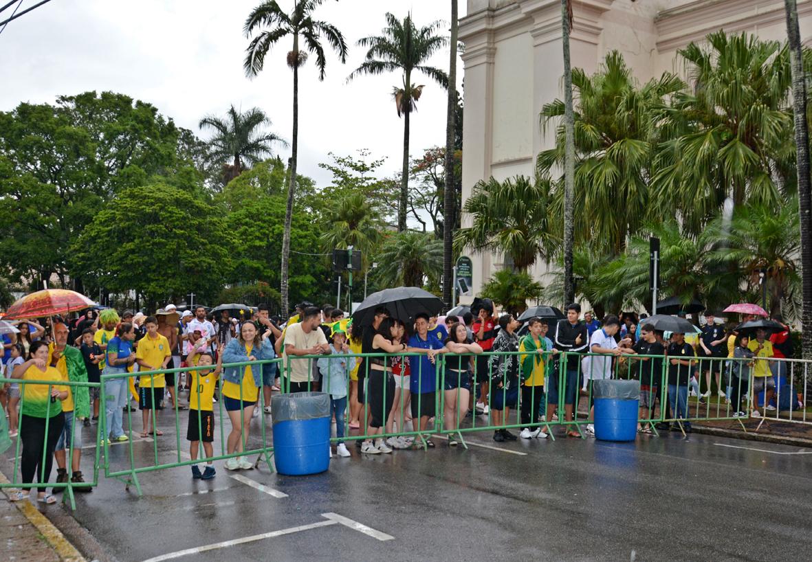 Chuva atrapalha mas não tira a empolgação dos torcedores itatibenses 